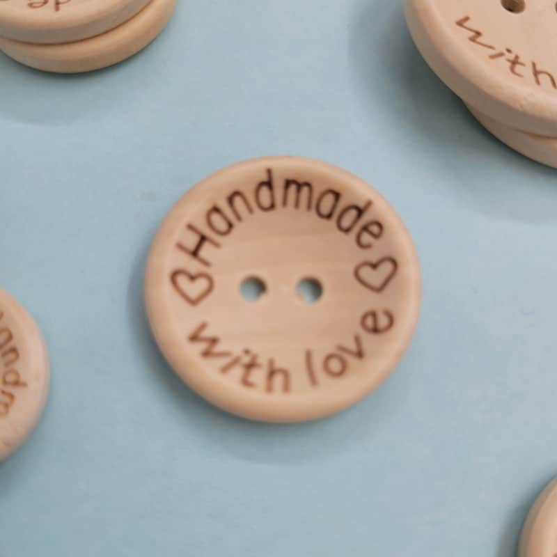 10 броя Дървени копчета Handmade with love - Различни размери 01612