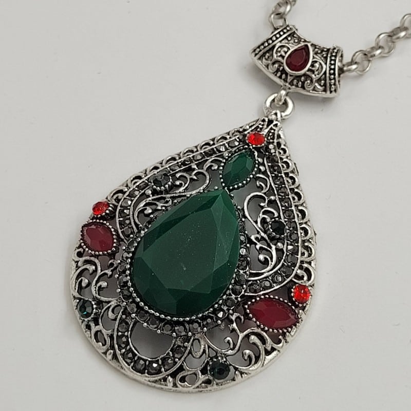 Колие със зелени камъни 02771