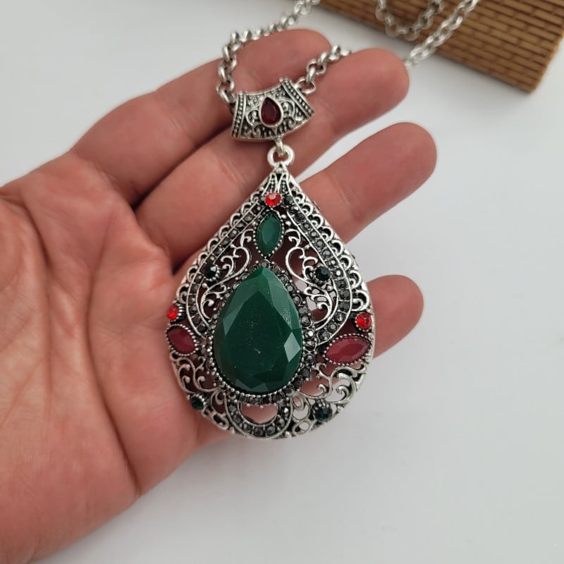 Колие със зелени камъни 02771