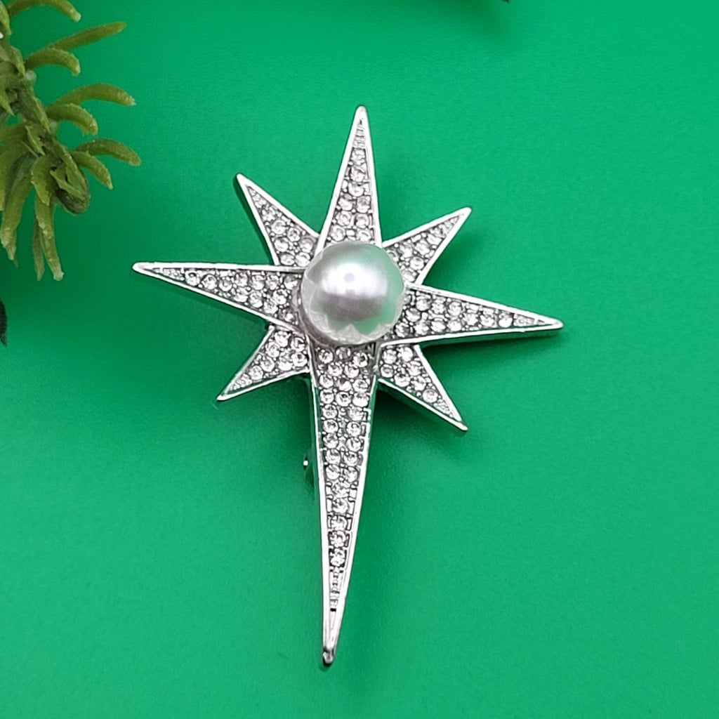 Коледна брошка със сребристи камъни и перла / 6 х 4 см / 03969