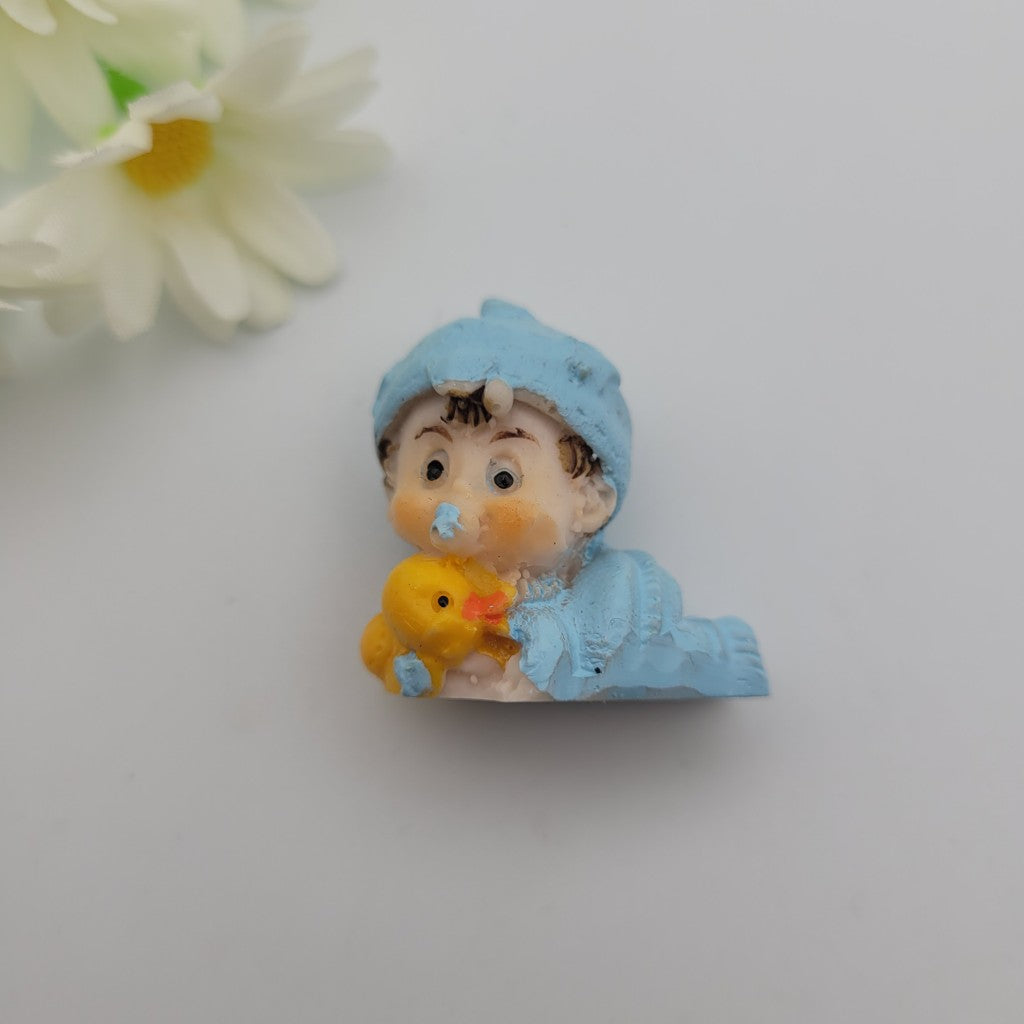 1 брой Фигурка бебе момченце с пате / 3х3см / 05299
