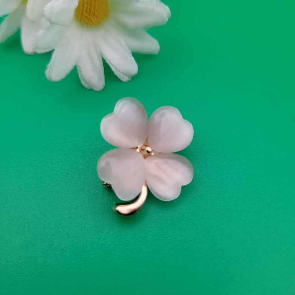 Брошка детелина /3х2см/ - бяла 05694