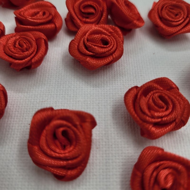 20 броя Червени сатенени розички /15 мм /   01901