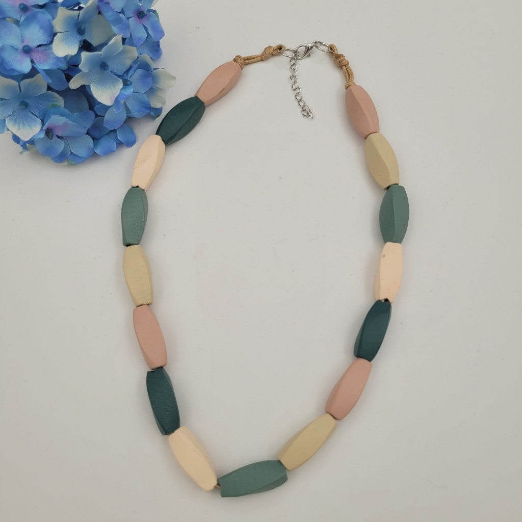 Колие с дървени мъниста    02413